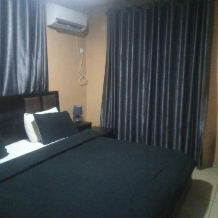 Staycation Suites And Apartment ลากอส ภายนอก รูปภาพ