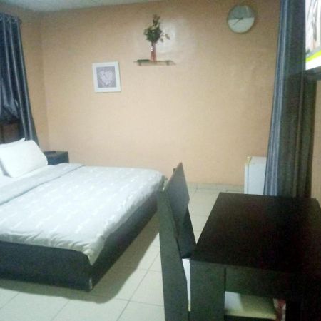 Staycation Suites And Apartment ลากอส ภายนอก รูปภาพ