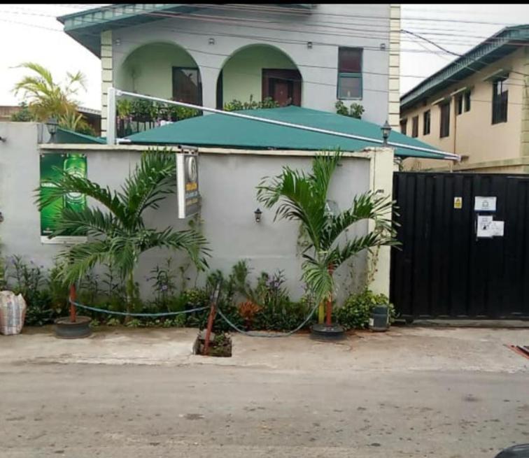 Staycation Suites And Apartment ลากอส ภายนอก รูปภาพ