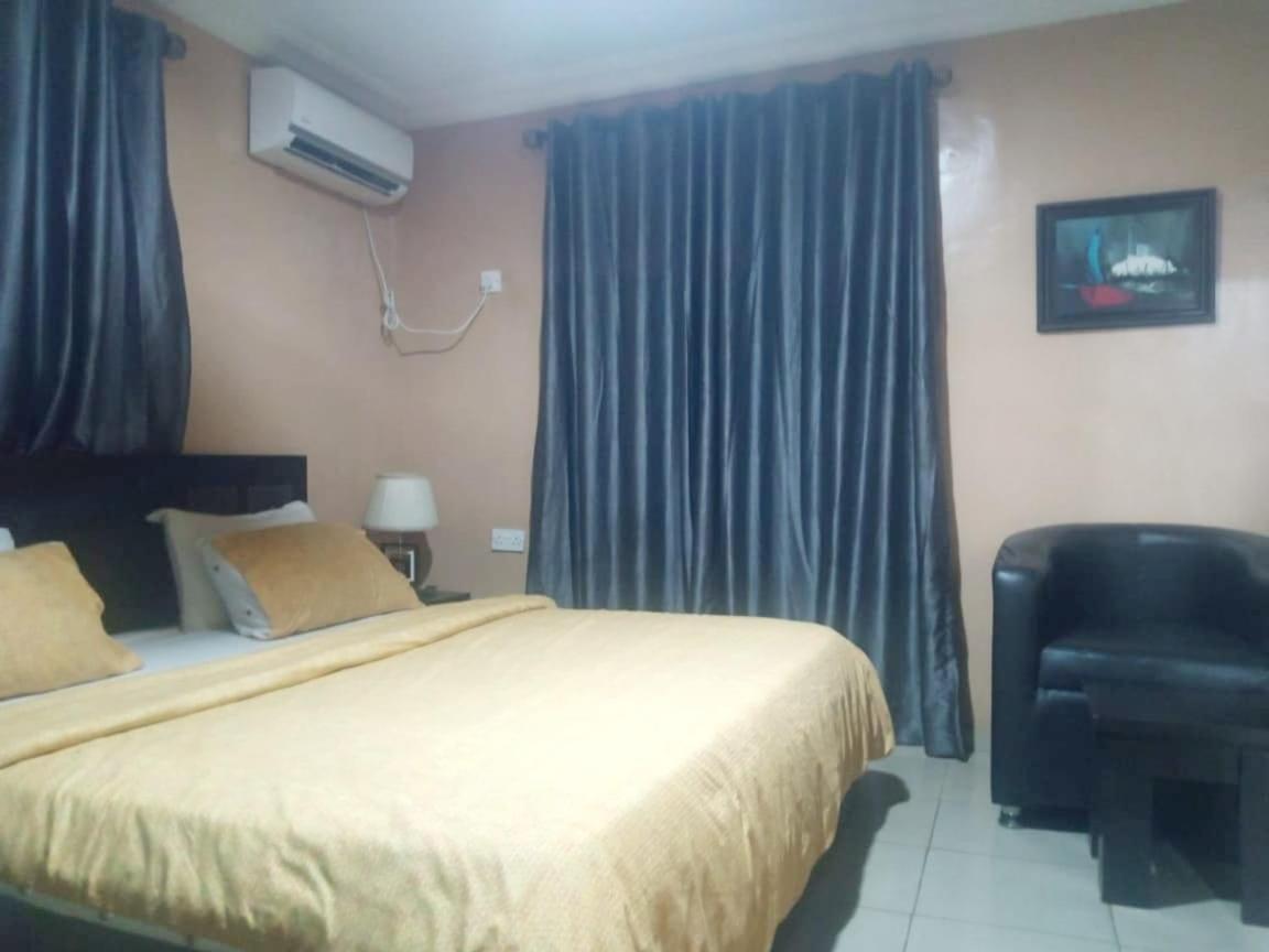 Staycation Suites And Apartment ลากอส ภายนอก รูปภาพ
