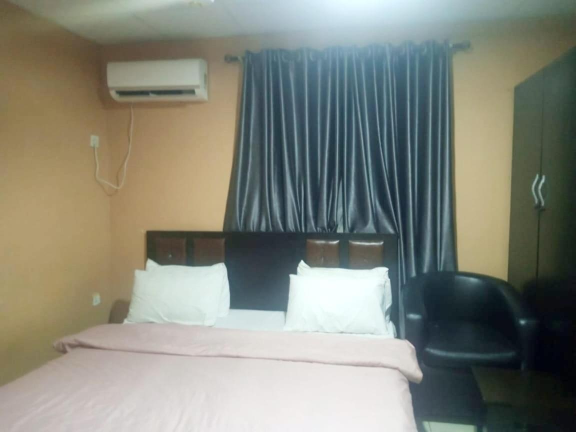 Staycation Suites And Apartment ลากอส ภายนอก รูปภาพ