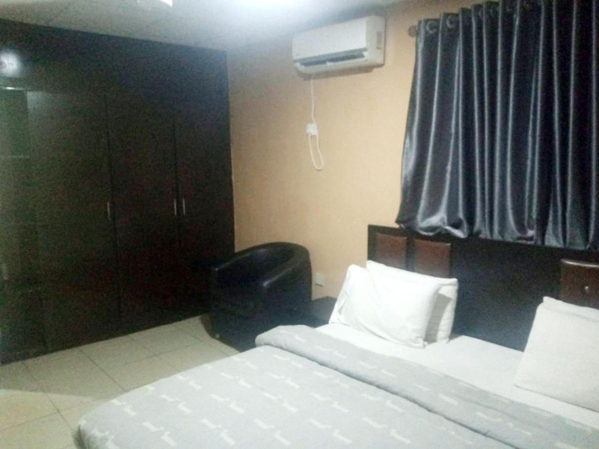Staycation Suites And Apartment ลากอส ภายนอก รูปภาพ