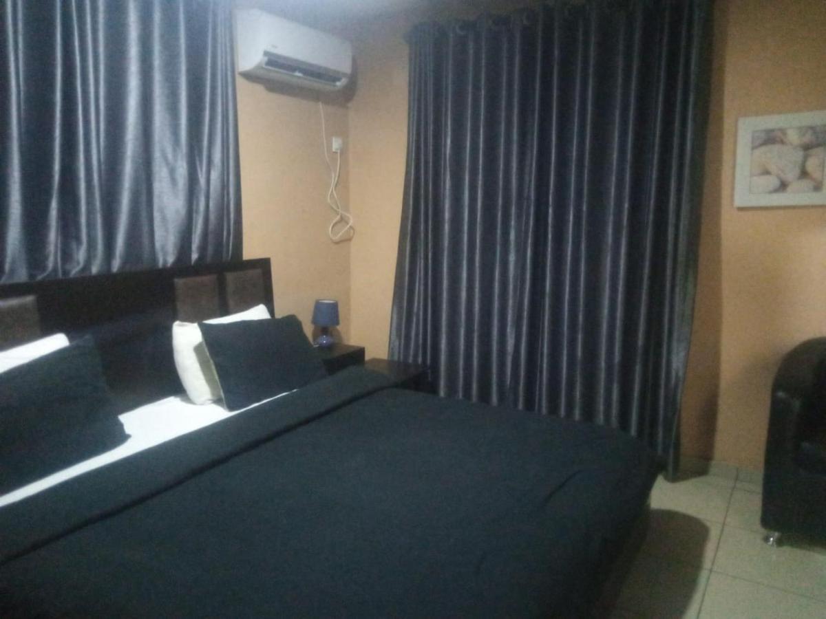 Staycation Suites And Apartment ลากอส ภายนอก รูปภาพ