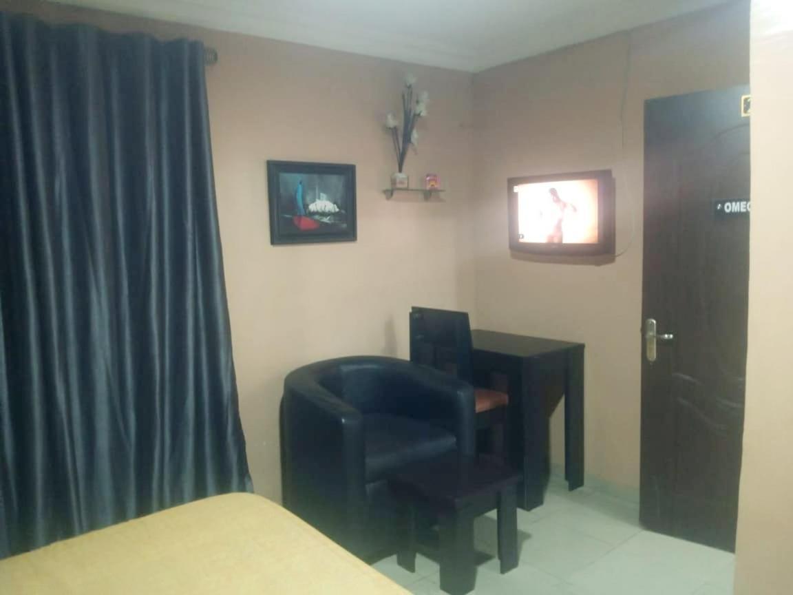 Staycation Suites And Apartment ลากอส ภายนอก รูปภาพ