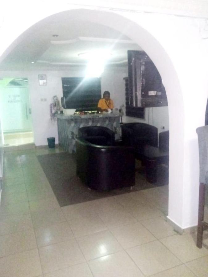 Staycation Suites And Apartment ลากอส ภายนอก รูปภาพ