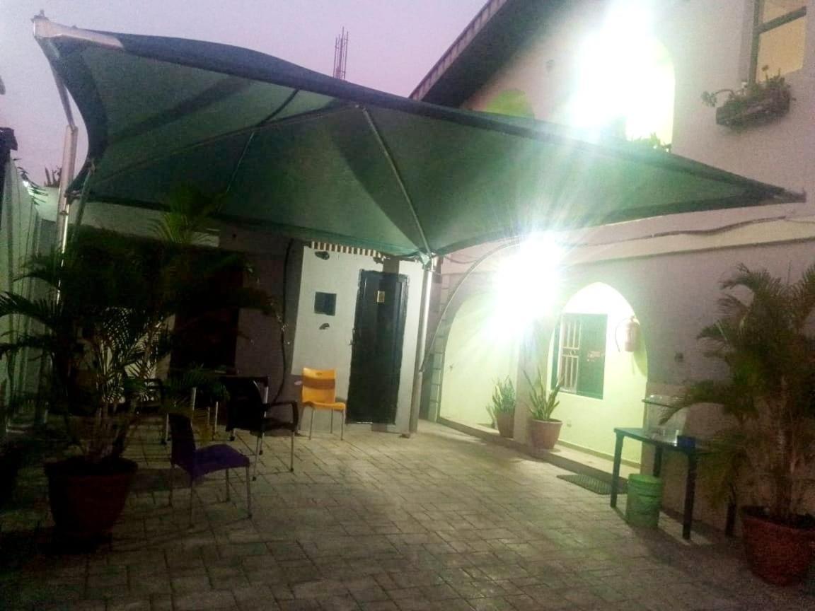 Staycation Suites And Apartment ลากอส ภายนอก รูปภาพ