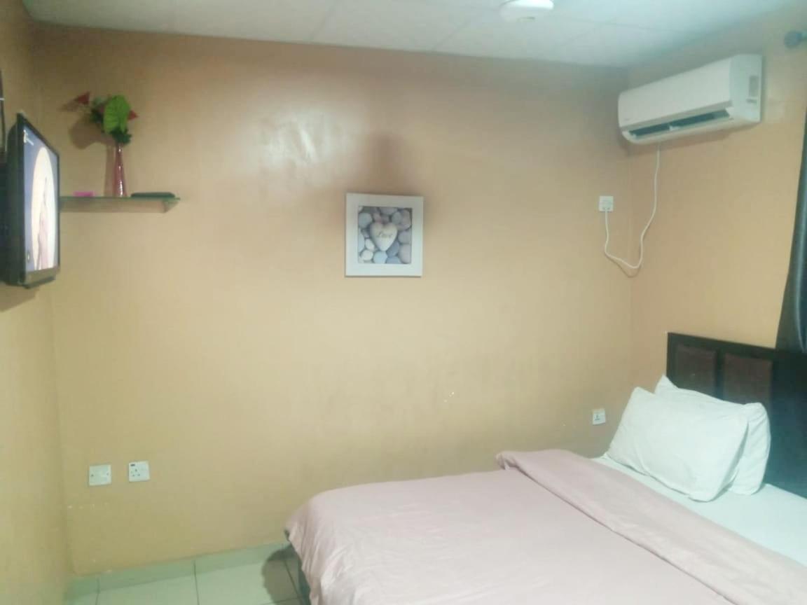 Staycation Suites And Apartment ลากอส ภายนอก รูปภาพ