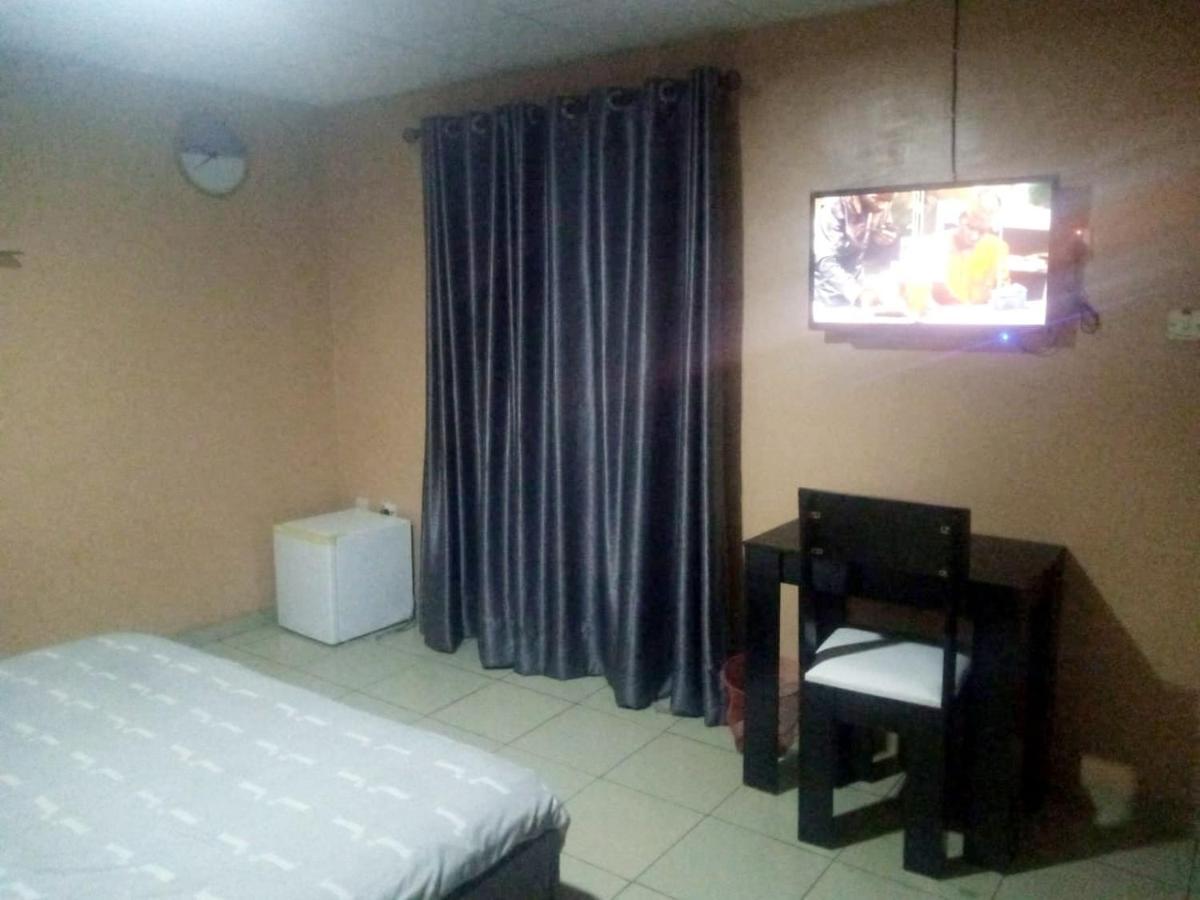 Staycation Suites And Apartment ลากอส ภายนอก รูปภาพ