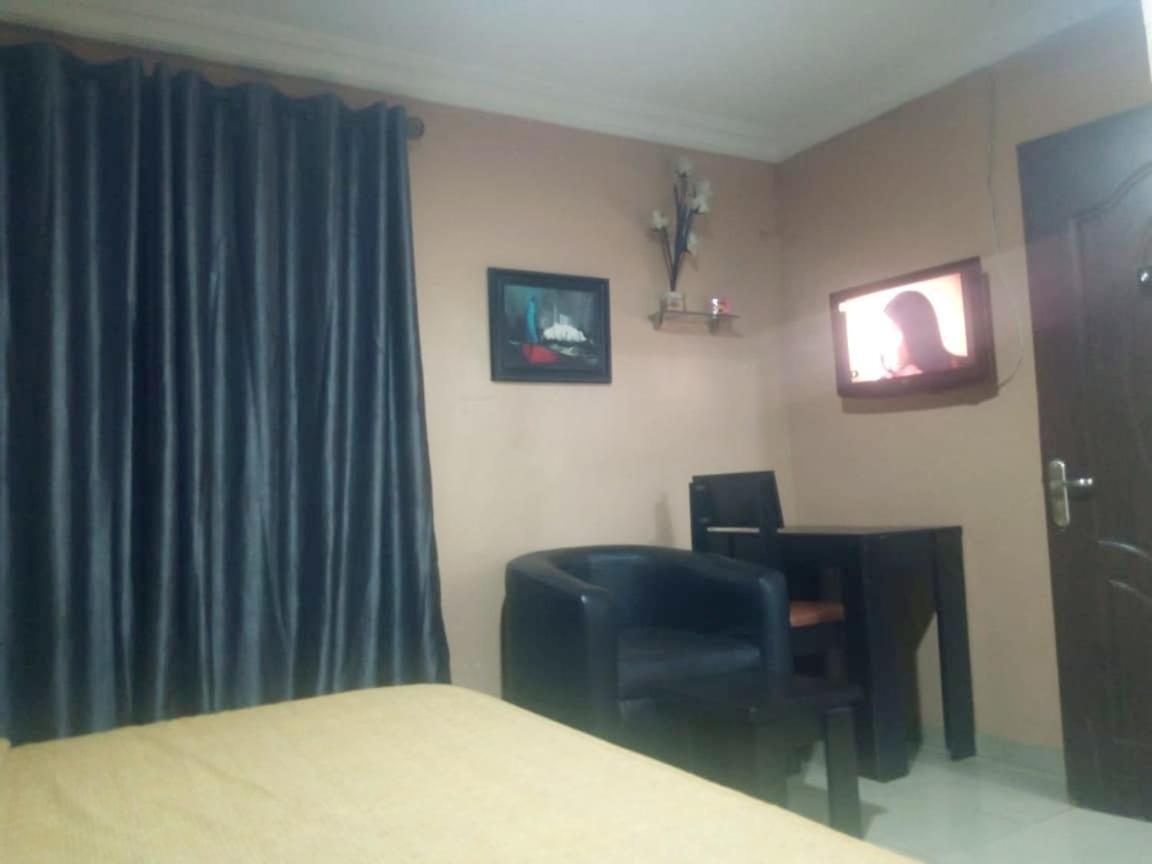 Staycation Suites And Apartment ลากอส ภายนอก รูปภาพ