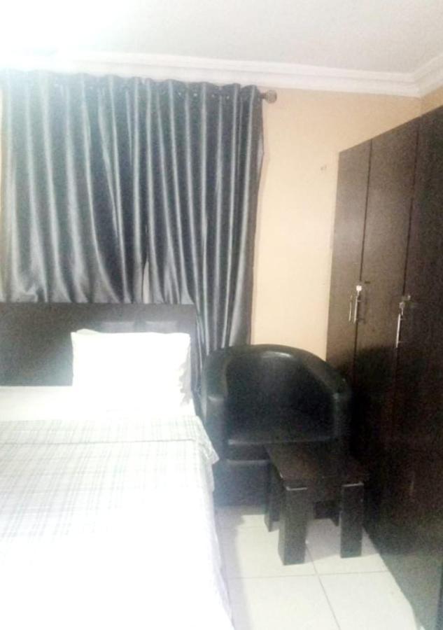Staycation Suites And Apartment ลากอส ภายนอก รูปภาพ