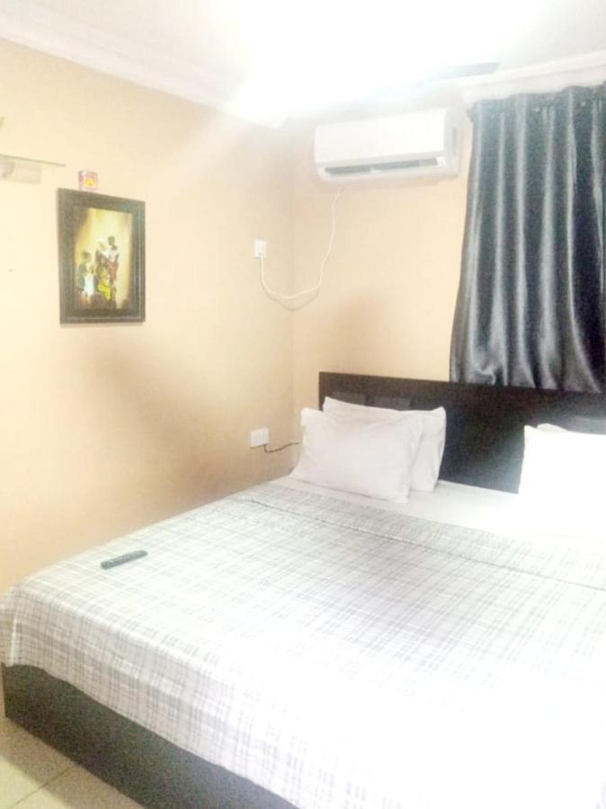 Staycation Suites And Apartment ลากอส ภายนอก รูปภาพ