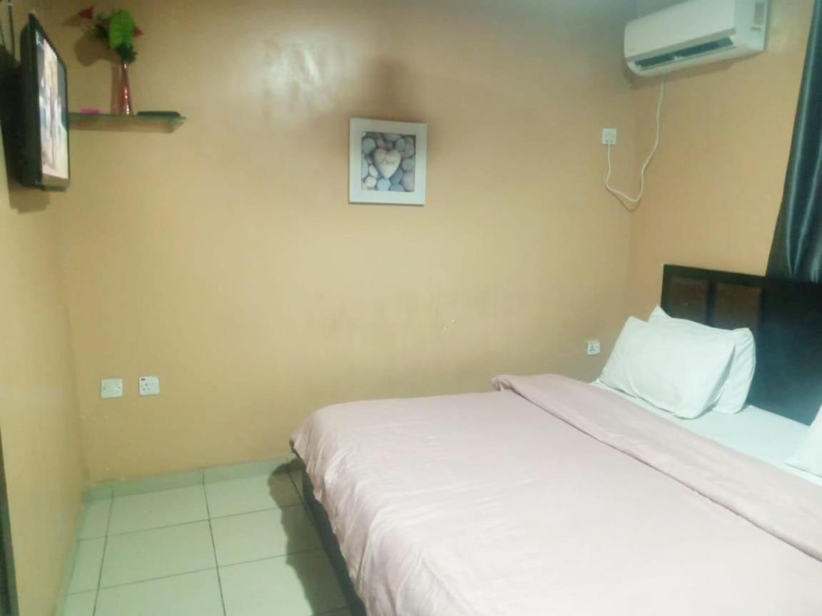 Staycation Suites And Apartment ลากอส ภายนอก รูปภาพ