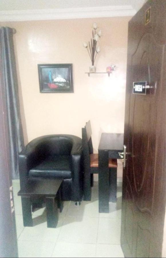 Staycation Suites And Apartment ลากอส ภายนอก รูปภาพ