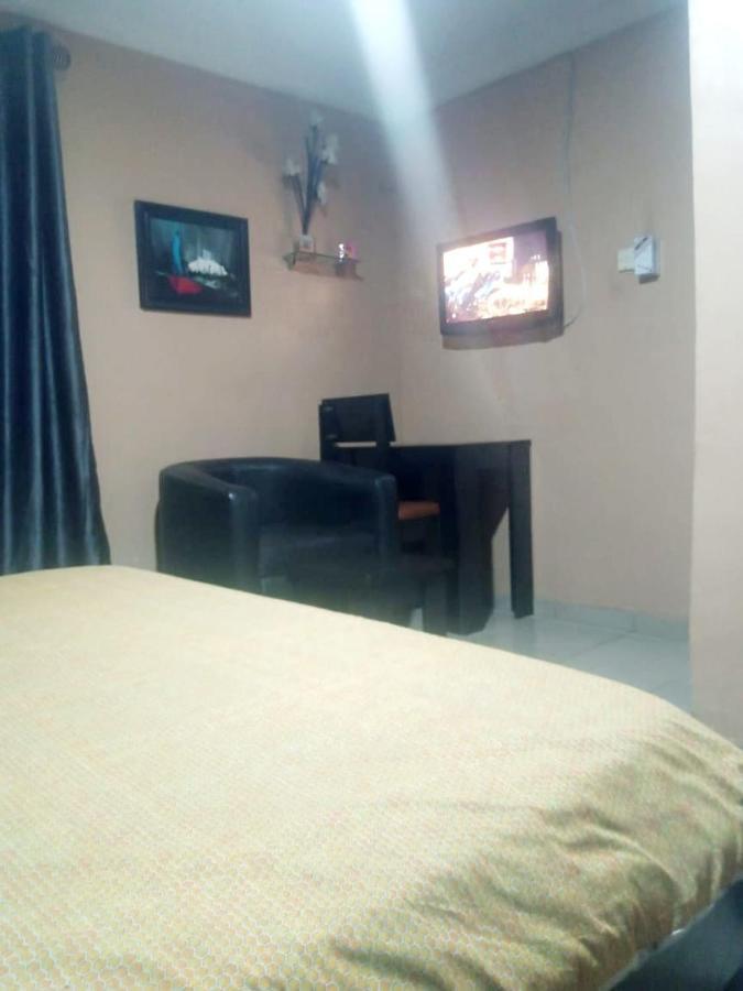 Staycation Suites And Apartment ลากอส ภายนอก รูปภาพ
