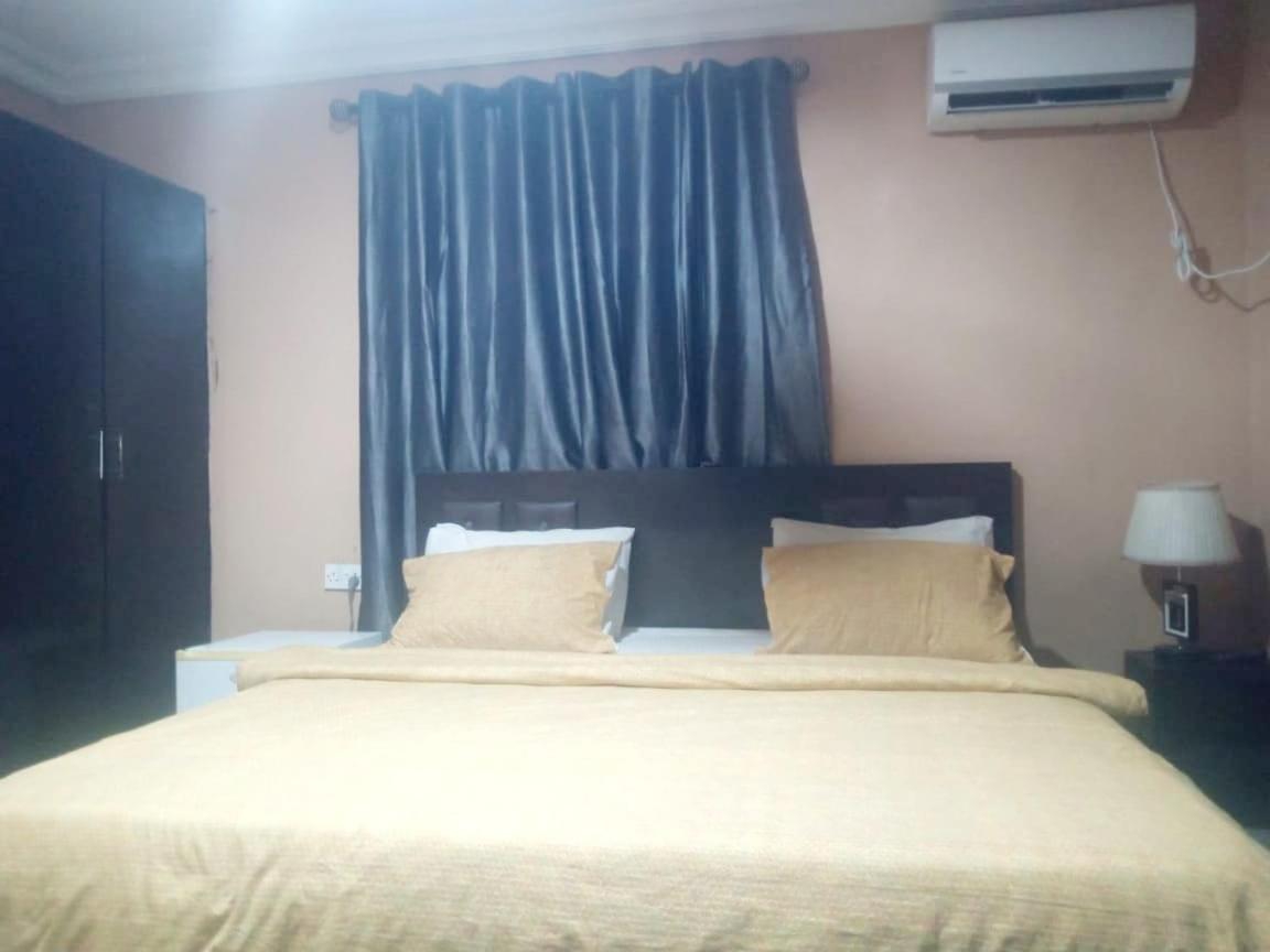 Staycation Suites And Apartment ลากอส ภายนอก รูปภาพ