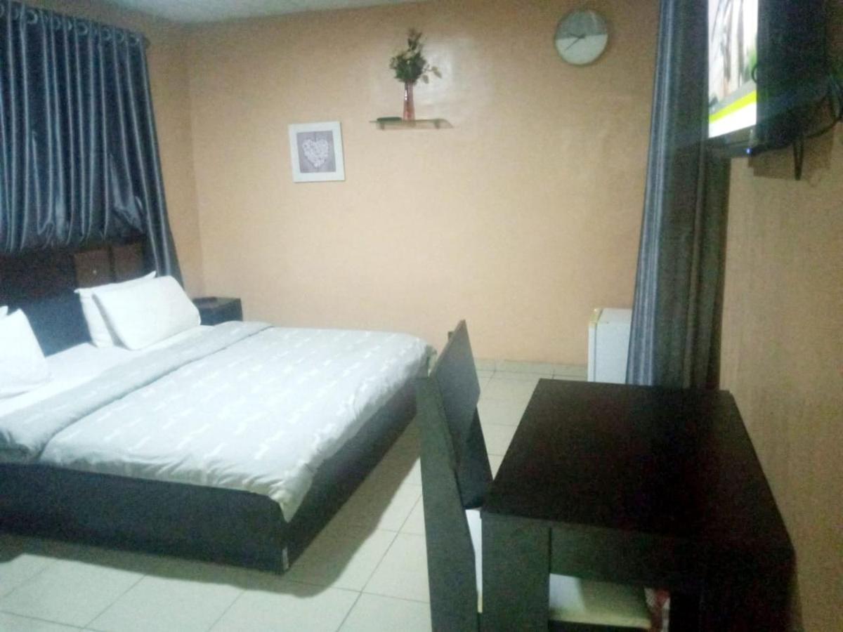 Staycation Suites And Apartment ลากอส ภายนอก รูปภาพ