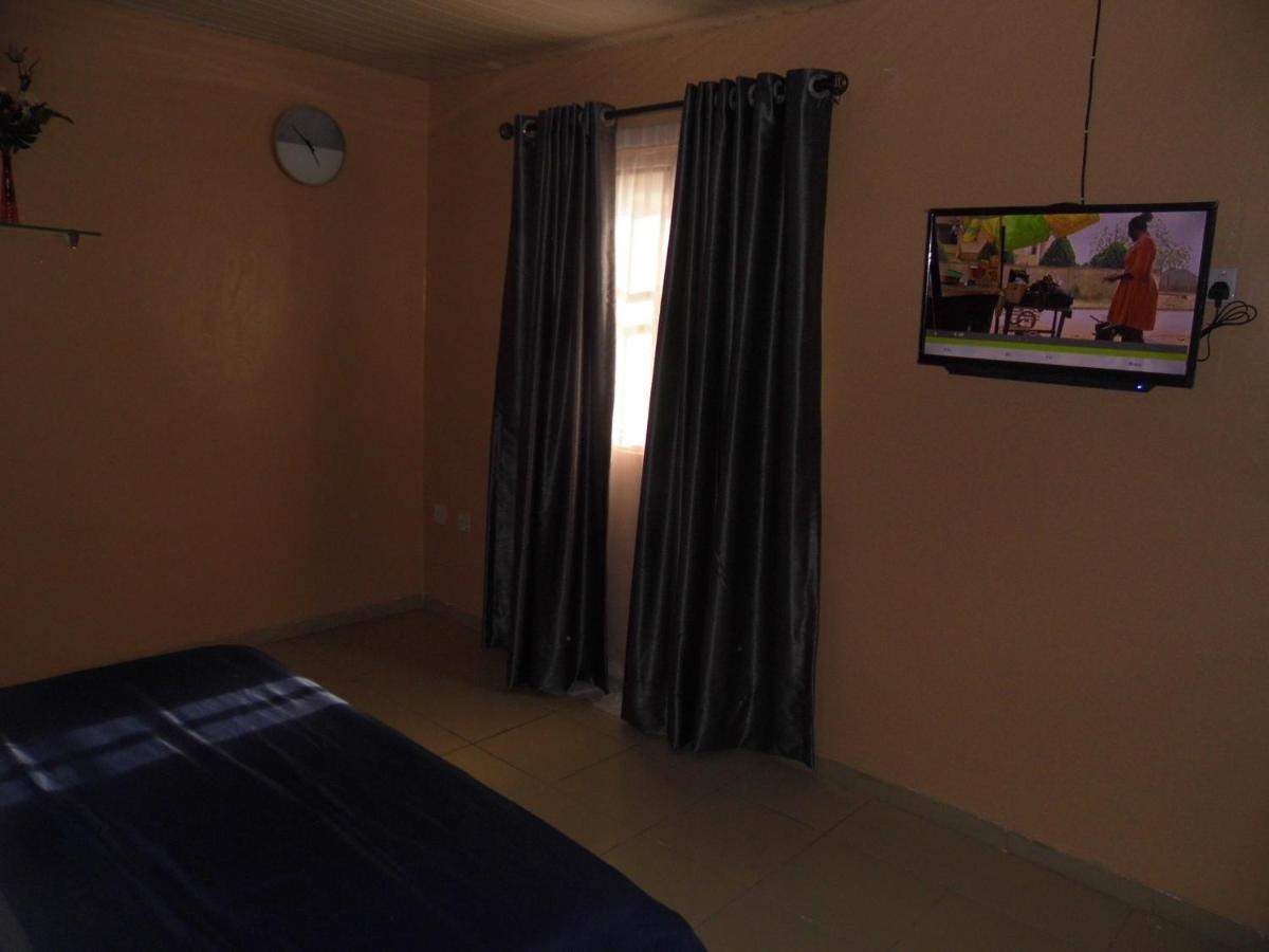 Staycation Suites And Apartment ลากอส ภายนอก รูปภาพ
