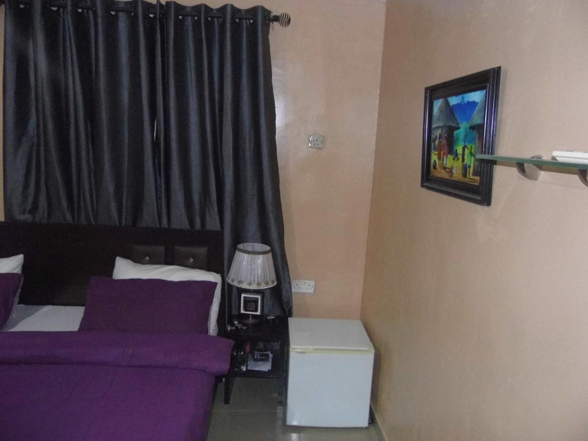 Staycation Suites And Apartment ลากอส ภายนอก รูปภาพ