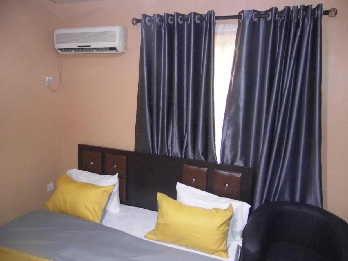 Staycation Suites And Apartment ลากอส ภายนอก รูปภาพ