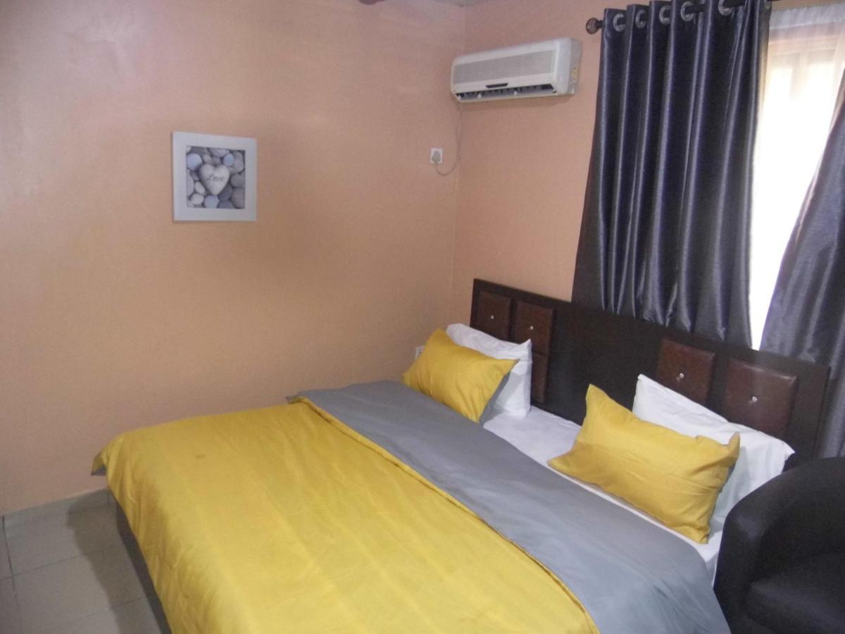 Staycation Suites And Apartment ลากอส ภายนอก รูปภาพ