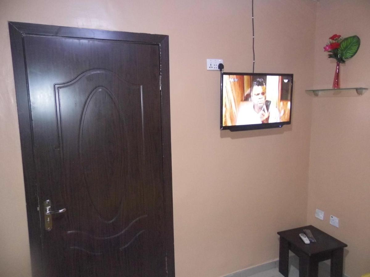 Staycation Suites And Apartment ลากอส ภายนอก รูปภาพ