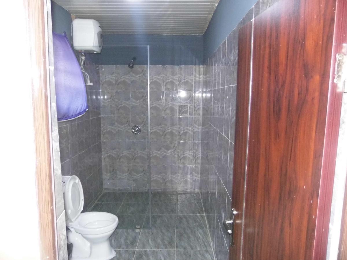 Staycation Suites And Apartment ลากอส ภายนอก รูปภาพ
