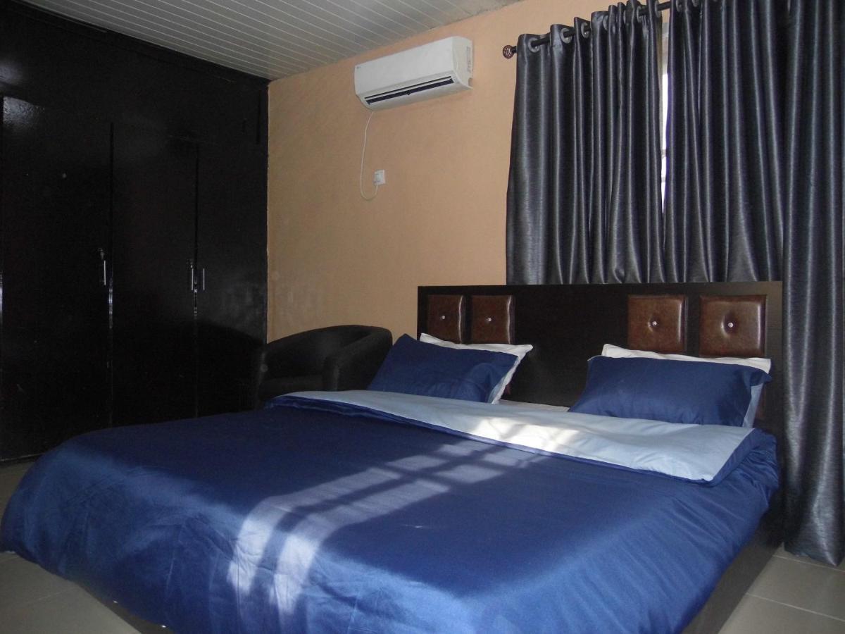 Staycation Suites And Apartment ลากอส ภายนอก รูปภาพ