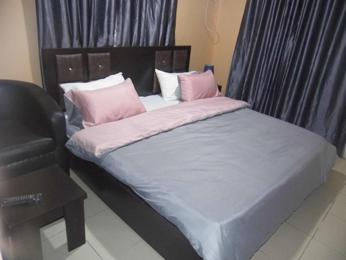 Staycation Suites And Apartment ลากอส ภายนอก รูปภาพ