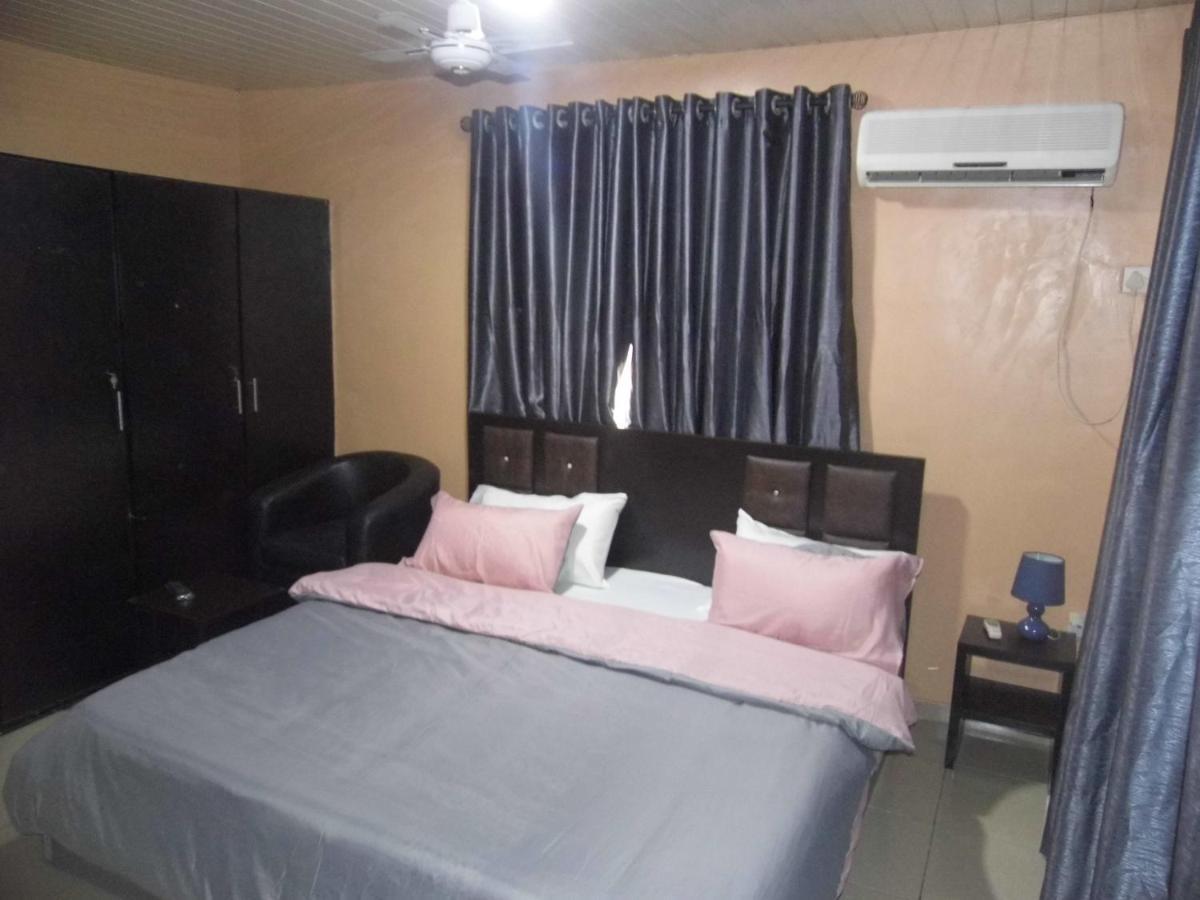 Staycation Suites And Apartment ลากอส ภายนอก รูปภาพ