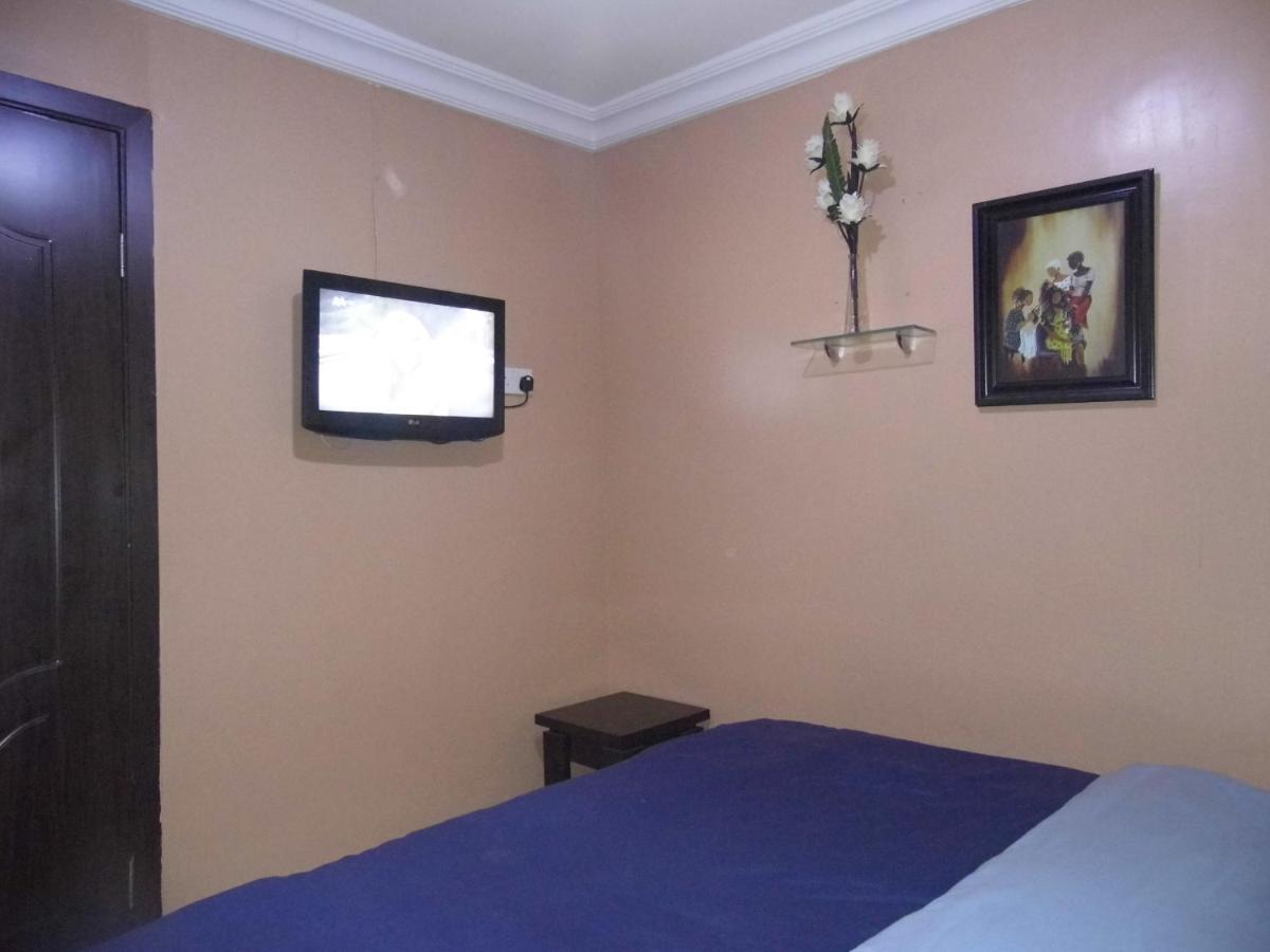 Staycation Suites And Apartment ลากอส ภายนอก รูปภาพ