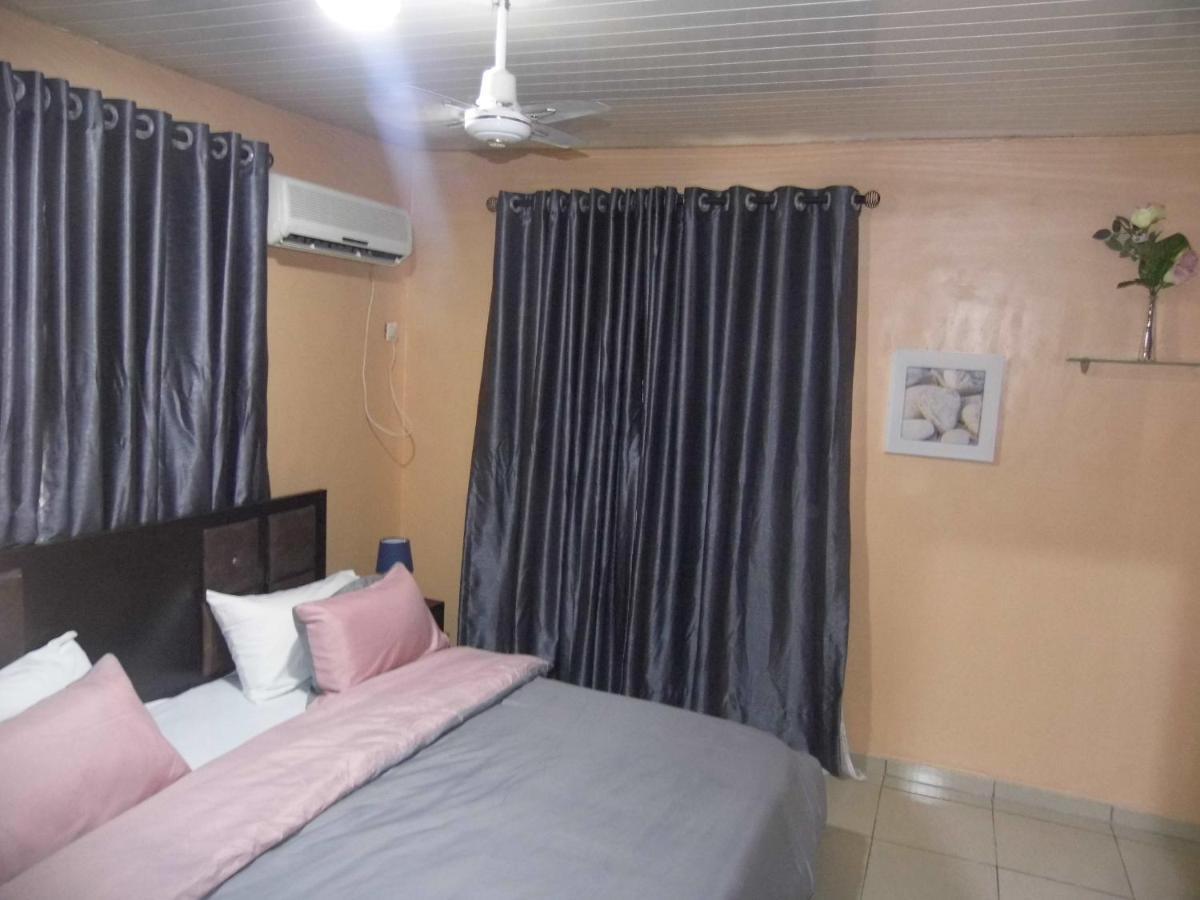 Staycation Suites And Apartment ลากอส ภายนอก รูปภาพ