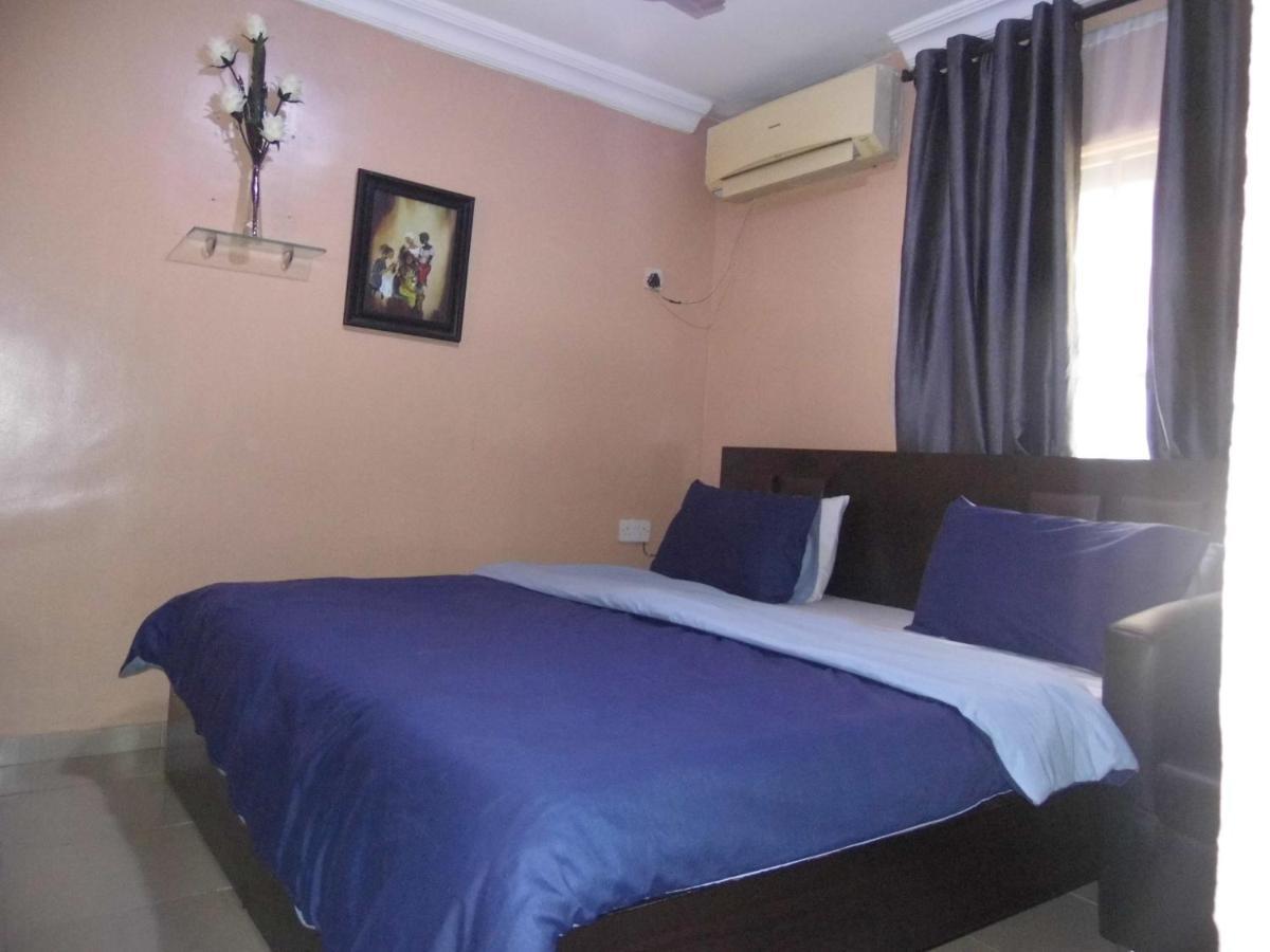 Staycation Suites And Apartment ลากอส ภายนอก รูปภาพ