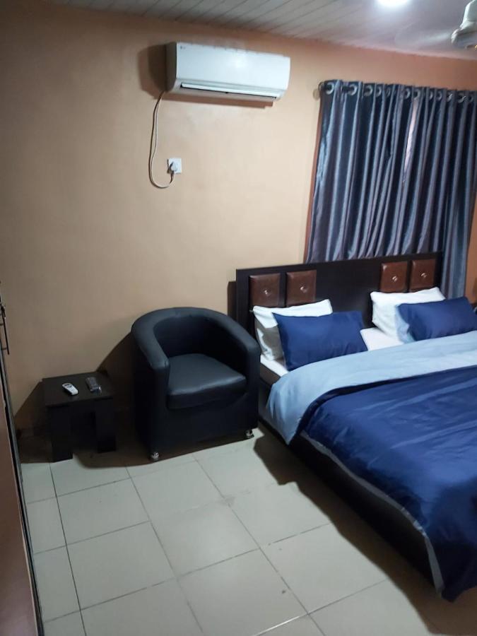Staycation Suites And Apartment ลากอส ภายนอก รูปภาพ