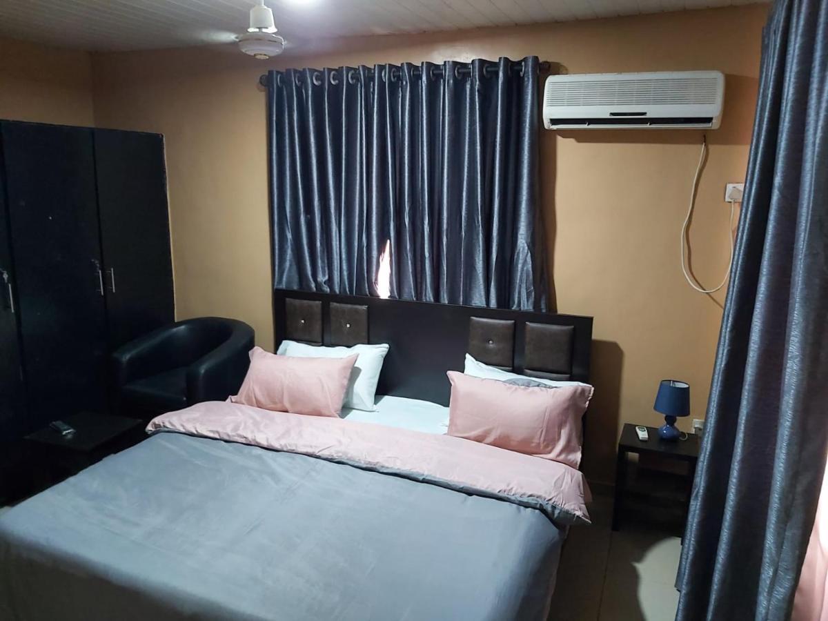 Staycation Suites And Apartment ลากอส ภายนอก รูปภาพ