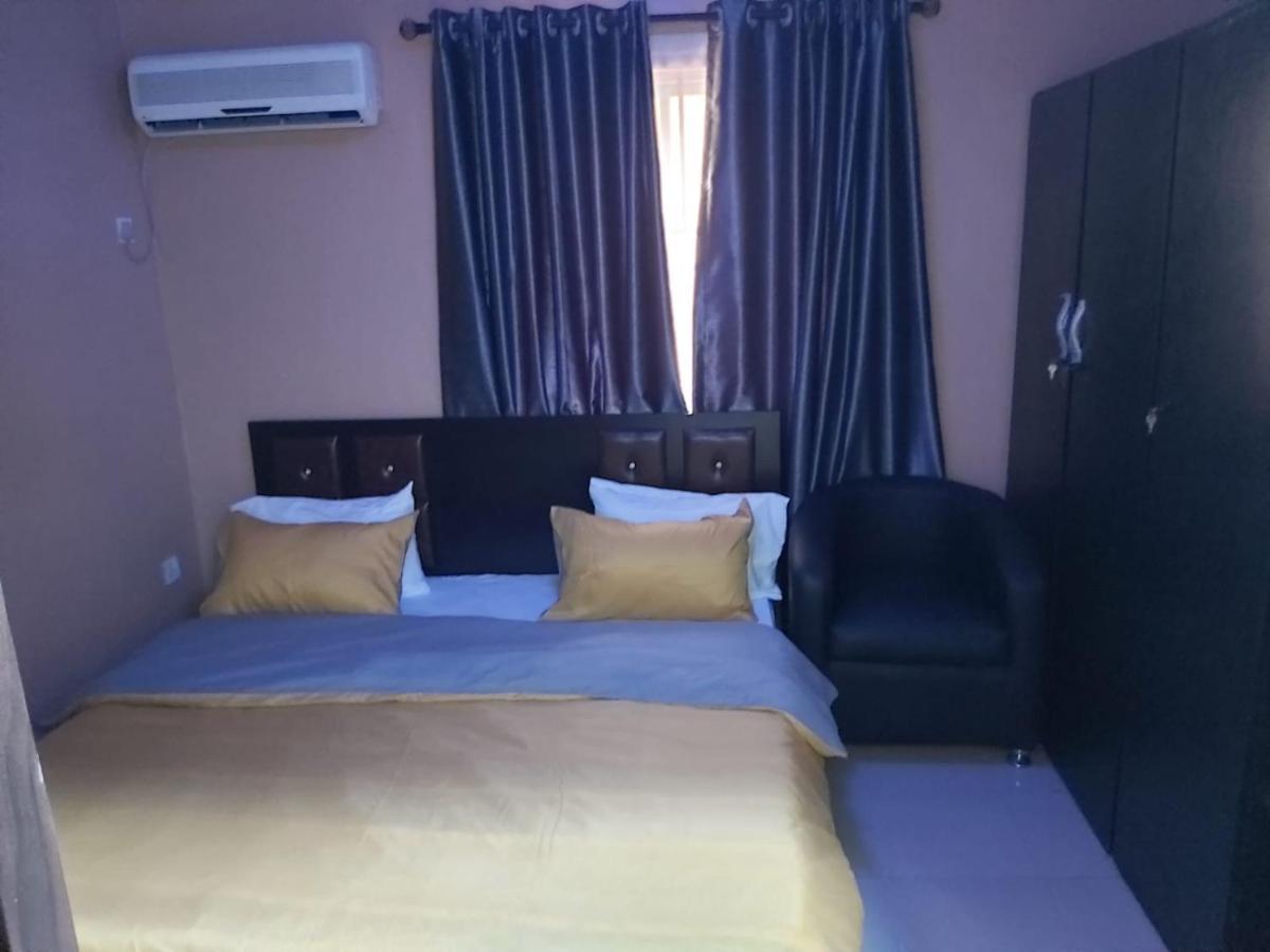 Staycation Suites And Apartment ลากอส ภายนอก รูปภาพ