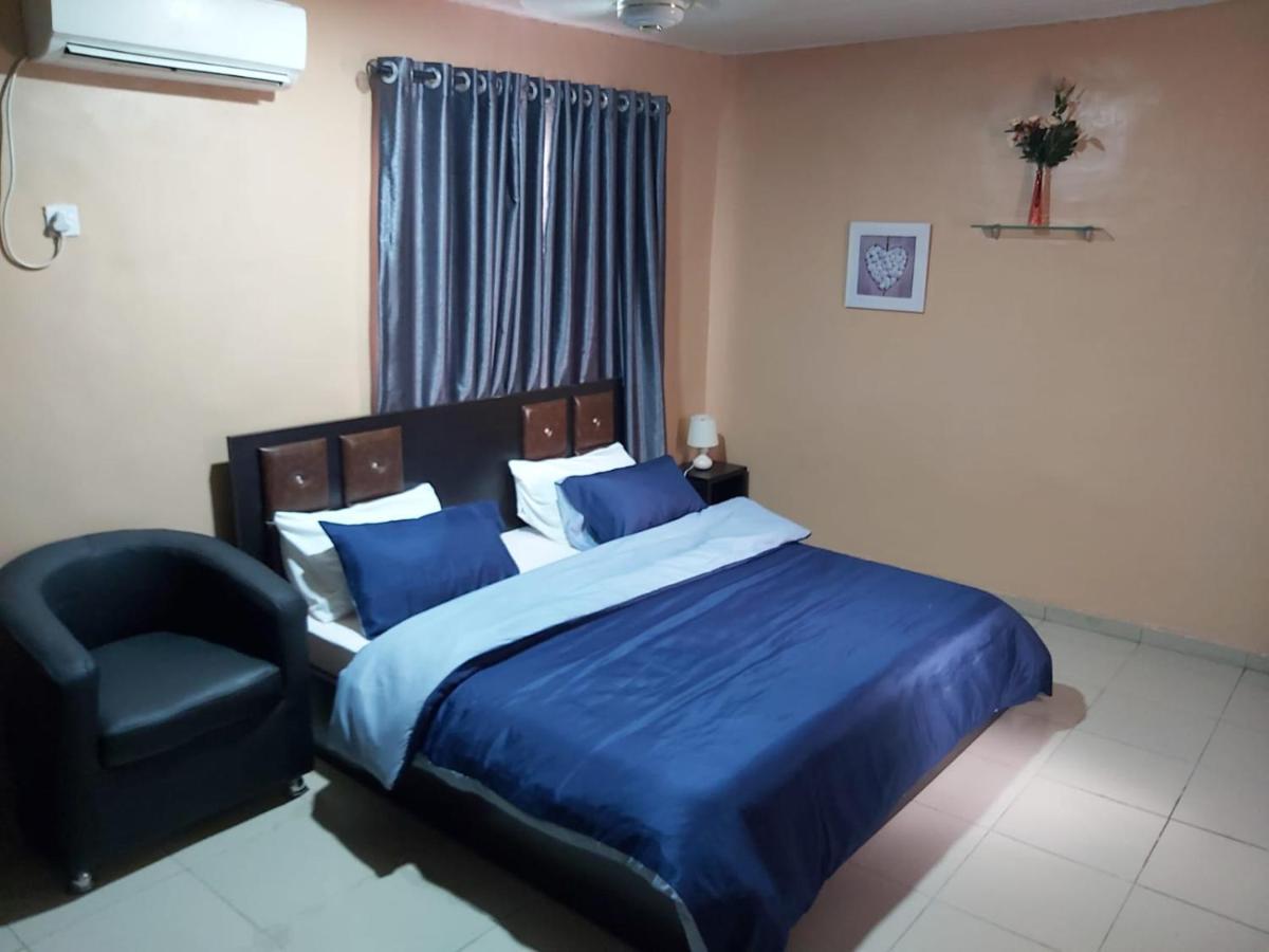 Staycation Suites And Apartment ลากอส ภายนอก รูปภาพ