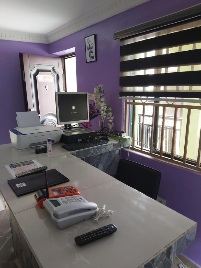 Staycation Suites And Apartment ลากอส ภายนอก รูปภาพ