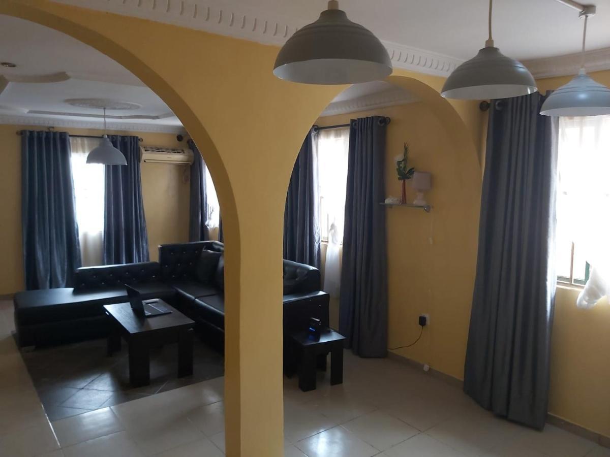 Staycation Suites And Apartment ลากอส ภายนอก รูปภาพ