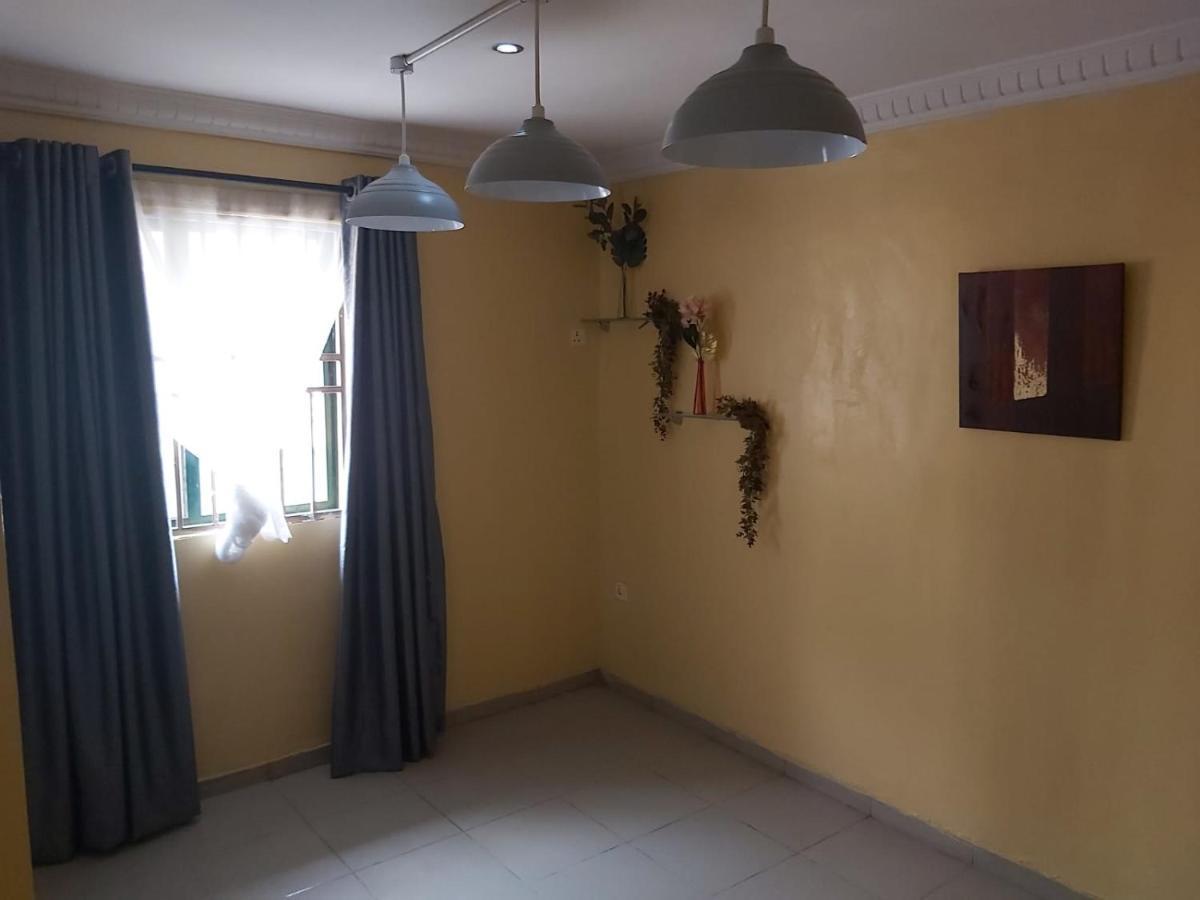 Staycation Suites And Apartment ลากอส ภายนอก รูปภาพ