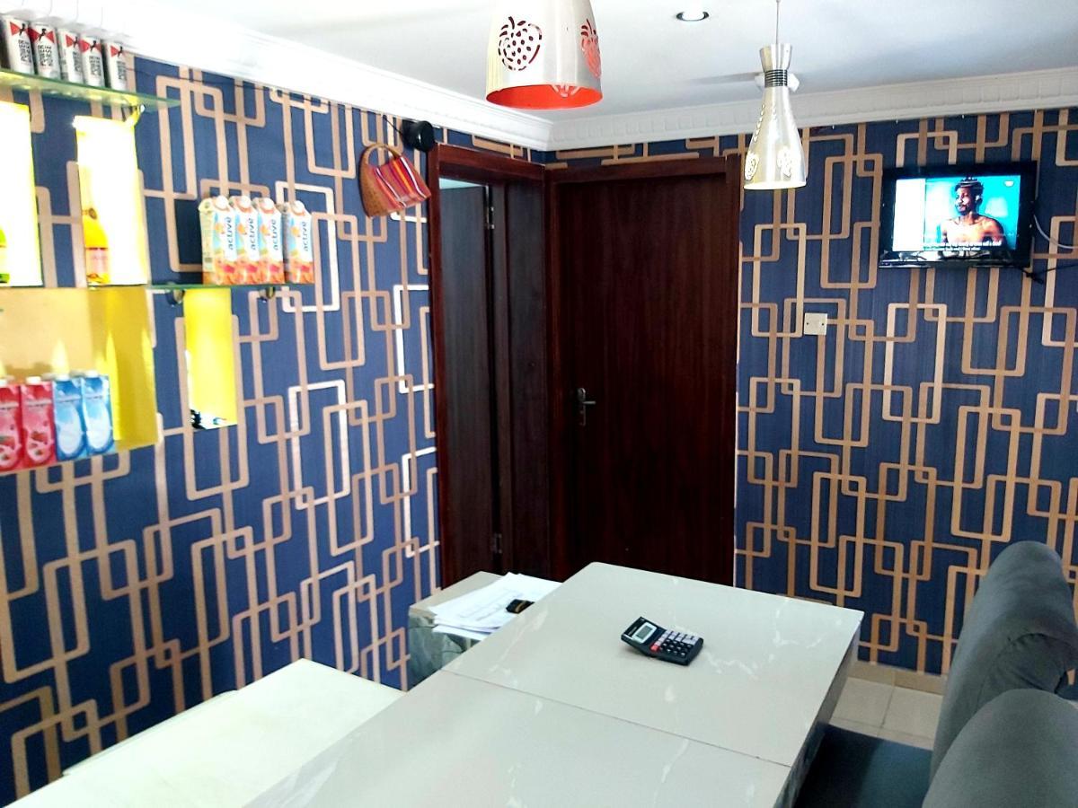 Staycation Suites And Apartment ลากอส ภายนอก รูปภาพ
