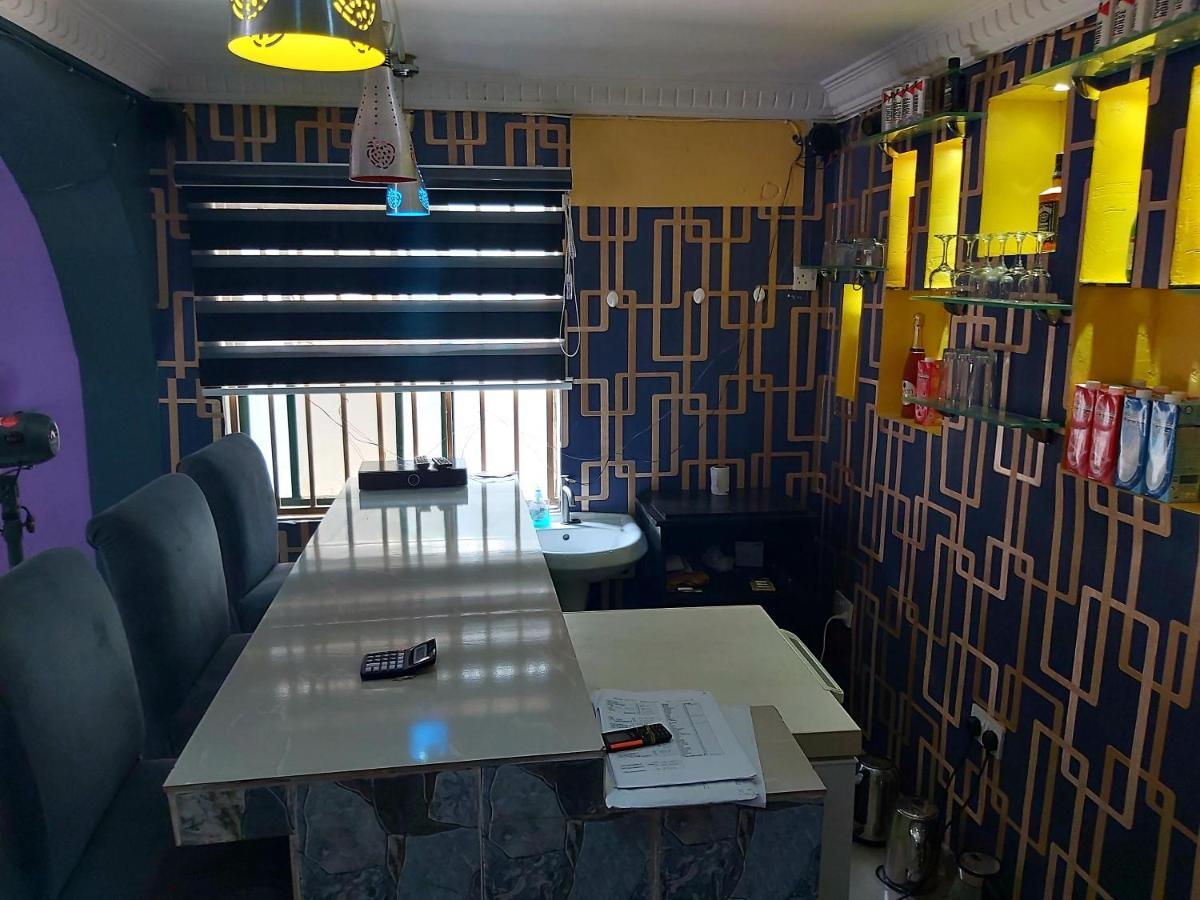 Staycation Suites And Apartment ลากอส ภายนอก รูปภาพ